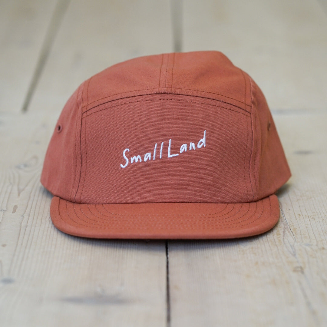 Småland / Small Land 5-panel-keps. Teracotta / Isterbandsfärgad