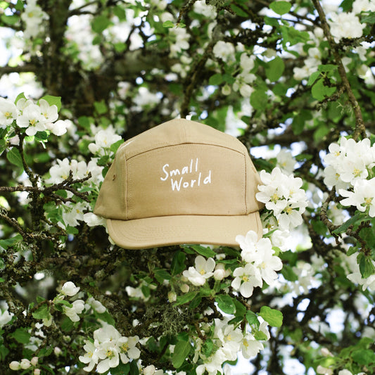 Small World Svart 5-panel keps