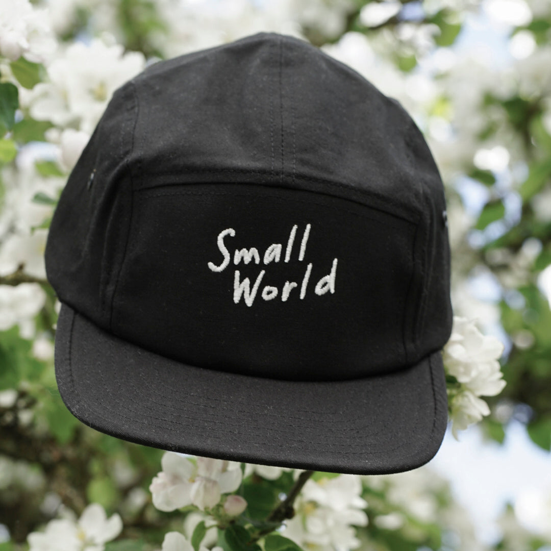 Small World Svart 5-panel keps